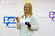 Kreativität ist gefragt: Anja Heins erklärt die Welt der Molekularbiologie mit einer Strumpfpuppe. Foto: UHH,RRZ/MCC,Arvid Mentz