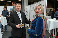 Viel Zeit für Gespräche: Prof. Dr. Knut Haase und Joanna Rowe im Foyer der Fakultät für Wirtschafts- und Sozialwissenschaften. Foto: UHH/Gerken