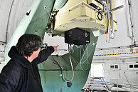 Professor Hauschildt weiß zu jedem der sieben Teleskope viel zu berichten. Hier stellt er das Oskar-Lühning-Teleskop vor. Foto: UHH/Bärthel