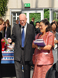 Prof. Dr. Volker Grabowsky, Leiter der Abteilung für Sprachen und Kulturen Südostasiens, führte Prinzessin Maha Chakri Sirindhorn durchs AAI. Foto: UHH/Schell 