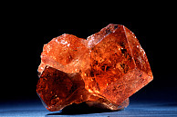 Mit rund 80.000 mi­ne­ra­lo­gi­schen Ob­jek­ten ge­hört das mi­ne­ra­lo­gi­sche Mu­se­um zu den größ­ten mi­ne­ra­lo­gi­schen Samm­lun­gen Deutsch­lands. Das Foto zeigt einen Hessonit-Granat von der Jeffrey Mine in Quebec, Kanada, Bildbreite 3 cm, Foto: Karl-Christian Lyncker, Hamburg