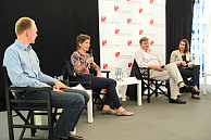 Die Postdoc-Fellows Dr. Sönke Häseler und Dr. Silke Lautner sowie der KNU-Koordinator Prof. Dr. Axel Horstmann diskutieren mit Moderatorin Bianca Speck (v.l.). Foto: Susanne Frane
