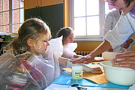 Da der Besuch der Moulagen-Sammlung für Kinder unter 14 Jahren nicht geeignet ist, bot das Medizinhistorische Museum eine Mitmach-Aktion an, bei der die Kinder eigene Gipsverbände herstellen konnten. Foto: UHH/Zare