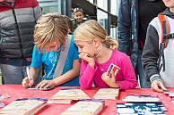 Jedes Kind bekommt einen Studierendenausweis, in den der Name eingetragen werden kann. Foto: UHH, RRZ/MCC, Arvid Mentz