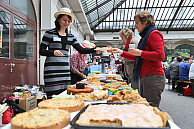 Zahlreiche private SponsorInnen hatten das Buffet gezaubert. Foto: UHH/Sukhina