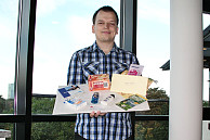 Michael Brandt durfte sich als dritter Sieger des Gewinnspiels über seinen Preis freuen. Foto: Erik Bothmann