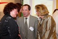 Ins Gespräch vertieft: Ingrid Gogolin, Rolf Steil, Universitätspräsidentin Auweter-Kurtz, Foto: Christiane Koch Fotographie