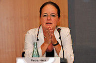 Petra Herz, Vorstandsvorsitzende der Joachim Herz Stiftung, gab die Beteiligung ihrer Stiftung an der Förderung eines Forschungsclusters bekannt, Foto: UHH, RRZ/MCC, Arvid Mentz