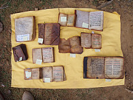 Mehrere Handschriften aus der Sammlung des Klosters Asir Mätira (Tigray, Nordäthiopien), Foto: D. Nosnitsin