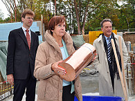 Wissenschaftssenatorin Dr. Herlind Gundelach hält die Zeitkapsel für das CFEL-Forschungsgebäude. Im Hintergrund links: Christian Scherf, Kaufmännischer Direktor des DESY, rechts: Prof. Dr.-Ing. H. Siegfried Stiehl, Vizepräsident der Universität Hamburg, Foto: UHH/PS