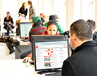 Im Wartebereich des ServicePoints gibt es gen&uuml;gend Abeitspl&auml;tze mit Zugang zum Internet, Foto: UHH/Schell