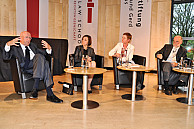 Auf dem Podium von links: Universitätspräsident Dieter Lenzen, Wissenschaftssenatorin Herlind Gundelach, die Moderatorin Frauke Hamann von der ZEIT-Stiftung und Dieter Timmermann, Rektor a. D. der Universität Bielefeld, Foto: UHH/Schell
