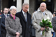 Bischöfin Maria Jepsen, Erster Bürgermeister Ole von Beust und Universitätspräsident Dieter Lenzen gedenken der 10 Opfer des Nationalsozialismus, Foto: UHH/Schell
