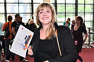 Eine Studentin freut sich über das Klemmbrett, Foto: UHH/Schell