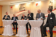 Auf dem Podium diskutierten (v.l.) Christian Graf, Handelskammer Hamburg, Dr. Hans Janus, Euler Hermes Kreditversicherungs-AG, Präsident der Vereinigung für Deutsch-Russisches Wirtschaftrecht, Dr.-Ing. Alexander Maculan, Maculan Holding AG, der Moderator Jan-Martin Wiarda, Prof. Dr. Hinrich Julius, Universität Hamburg, und Prof. Dr. Stefan Oeter, Prodekan der Fakultät für Rechtswissenschaft der Universität Hamburg, Foto: UHH/Schell
