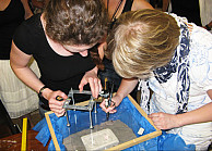Studentinnen beim genauen Abzeichnen eines Gispsabgusses mithilfe eines selbstgebauten optischen Gerätes, Foto: Elena Astakhova