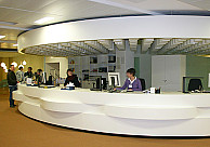 Informationstresen wird bibliothekarische und fachliche Beratung angeboten, Foto: UHH/Andermann