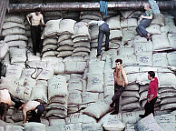 Hafenarbeiter auf Kaffeesäcken in einem Schiff, Foto: Karl-Heinrich Altstaedt