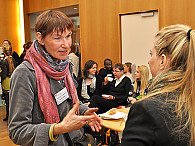 Ursula Kisse, Personalratsvorsitzende für das Technische und Verwaltungspersonal, im Gespräch. Foto: UHH/Schell
