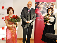 Blumen für die Sängerin Sakamoto Mayumi (l.) und die Keyboardspielerin Dairokuno Mayumi (r.), Foto: UHH/Schell