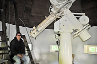 In die Sterne schauen wie vor 100 Jahren mit dem Äquatoreal-Teleskop. Dieses Fernrohr ist das älteste an der Hamburger Sternwarte. Foto: UHH/Bärthel