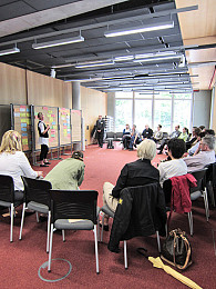 Mitarbeiterinnen und Mitarbeiter sind Expertinnen und Experten am Platz. Ihr Wissen fließt in die künftige Verwaltungsstruktur ein. Foto: M. Birzer