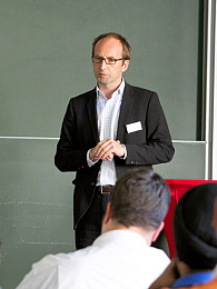 Sven Krüger, Leiter Brand Communications bei T-Systems international GmbH, im Workshop „Social Media“. Foto: Regine Dörbecker