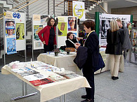 Informationsstände informieren über Themen rund um die Erhaltung der Gesundheit. Foto: UHH