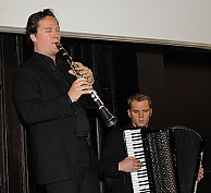 Musikalisch begleiten Akos Hoffmann (Klarinette) und Felix Kroll (Akkordeon) den Abend... Foto: UHH/Schell