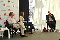 Soziologin Dr. Astrid Sundsbø (r.) berichtet von ihrer Arbeit. Neben ihr sitzen Bianca Speck und Prof. Dr. Axel Horstmann. Foto: Susanne Frane
