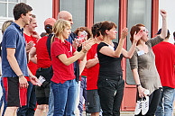 Vom Ufer feuerten zahlreiche Zuschauerinnen und Zuschauer die Teams an. Foto: Hochschulsport Hamburg