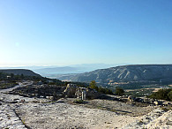 Blick in die Geschichte: Der See Genezareth, die Golanhöhen und das Yarmuk-Tal im Dreiländereck Israel, Syrien, Jordanien mit den Resten der antiken Stadt Gadara im Vordergrund.
Foto: UHH/Andraschko