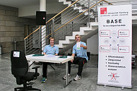 Mike Schmidt (li.) und Finn Schwamann, Studierende der Bewegungs- und Trainingswissenschaft am Stand von BASE- ein Programm zur Prävention von berufsbedingten Erkrankungen für das betriebliche Gesundheitsmanagement. Foto: Erik Bothmann