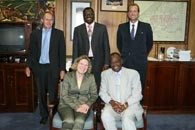 Zu Besuch an der University of Namibia: (stehend von links) Prof. Norbert Jürgens, Charles Siyauya, Coordinator: International Relations, Dr. Oellermann, Direktor des Sam Nujoma Marine Research Centers der UNAM, (sitzend) Universitätspräsidentin Monika Auweter-Kurtz und der Vice-Chancellor der University of Namibia Prof. Lazarus Hangula