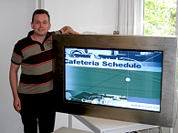 Stephen Jarmer vom Rechenzentrum mit einem Prototyp des CampusScreens, Foto: UHH/GW