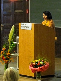 Prof. Dr. Beate KELL­NER, Pro­fes­so­rin für Äl­te­re deut­sche Li­te­ra­tur am Deut­schen Se­mi­nar der Uni­ver­si­tät Zü­rich, über die Arbeit am Langzeitgedächtnis der Kultur, Foto: UHH/GW