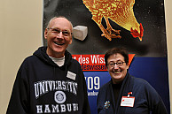 Shirts und Hoodys mit UHH-Emblem waren ein Renner: hier Vizepräsident Prof. Dr. Fischer und die amtierende stellvertretende Präsidentin Prof. Dr. Löschper, Foto: UHH/P. Schell