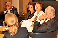 „Die Uni hat keine Experimentierklausel und ist deutlich schlechter gestellt als andere Unis...“ Die Journalistin Marion Schmidt (im Vordergrund) analysierte die Situation der Universität, Foto: UHH/Schell