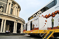 Der nanoTruck vor dem Hauptgebäude der Universität, Foto: UHH/Schell