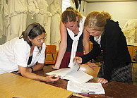 Frau Prof. Nielsen mit Studentinnen in der Gipsabgusssammlung, Foto: Elena Astakhova
