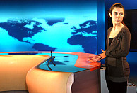 Anastasia Terentyeva will Fernsehjournalistin werden. Bei einer NDR-Führung stand sie im Tagesschau-Studio. Foto: UHH/Kieke