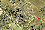 Luftbildaufnahme von Tagebau A mit dem unterirdischen Verlauf der Galeria dos Alargamentos (rot markiert). 