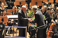 Universitätspräsident Prof. Dr. Dieter Lenzen gratuliert zur gelungenen Aufführung. Foto: Holger Fölsch