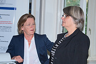 Vizepräsidentin Professorin Rosemarie Mielke (l.) und Dekanin der Fakultät für Erziehungswissenschaft, Psychologie und Bewegungswissenschaft Professorin Eva Arnold, Foto: Christian Scholz