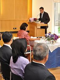 Prinzessin Maha Chakri Sirindhorn hörte einen Vortrag über den Handschriften-Sonderforschungsbereich der Universität. Foto: UHH/Schell 