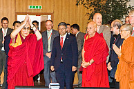 Der Dalai Lama verabschiedete sich vom Auditorium. Foto: UHH/RRZ/MCC/Arvid Mentz