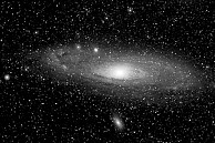 Eine der ersten Aufnahmen des Andromedanebels von 1932 mit dem ersten von Bernhard Schmidt erfundenen und selbst gebauten Schmidtspiegel ist zu finden im Fotoplattenarchiv der Hamburger Sternwarte. Quelle: Fotoplattenarchiv der Hamburger Sternwarte 