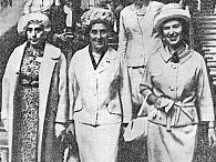 Magdalene Schoch (links) 1963  bei einem Senatsempfang im Hamburger Rathaus. Sie besuchte eine Konferenz des Hamburger ZONTA-Clubs, deren Präsidentin sie bis 1937 war. Foto: Universitätsgeschichte