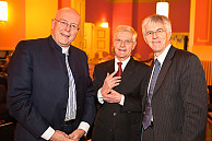 Ein rundum gelungener Abend: Prof. Dr. Dieter Lenzen, Dr. Peter Schäfer und Prof. Dr. Thomas Straubhaar bei der Festveranstaltung. Foto: Toni Momtschew
