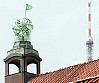 Blick auf die Spitze des Hauptgebäudes der Universität: die Armillarsphäre